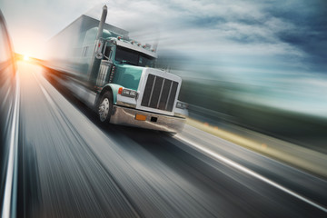 Fototapeta premium Amerykańska ciężarówka pędząca na autostradzie. Niewyraźny ruch.