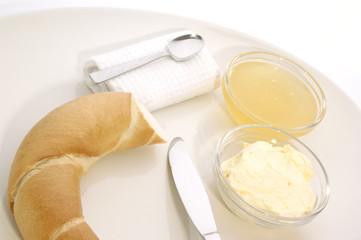 Broetchen zum Fruehstueck serviert