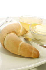 Broetchen mit Honig  zum Fruehstueck serviert