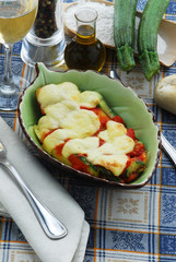 Zucchine gratinate con mozzarella e salsa di pomodoro