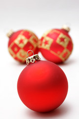 rote weihnachtskugeln
