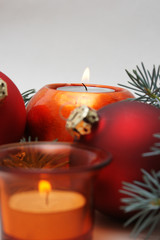kerze tannenzweig weihnachtskugel
