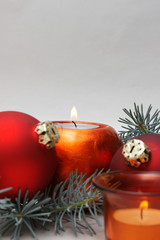 kerze tannenzweig weihnachtskugel
