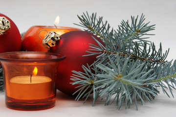 kerze tannenzweig weihnachtskugel