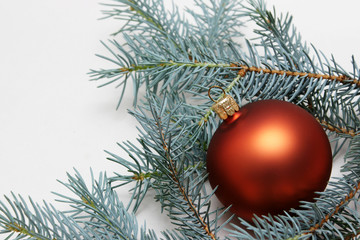 orange braune weihnachtskugel mit tannenzweig