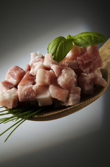 Pancetta a cubetti con erba cipollina e basilico