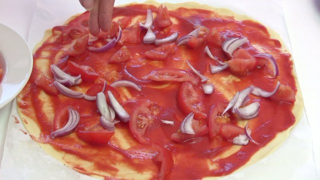 d&eacute;poser les oignons sur la pizza