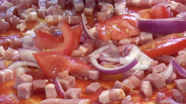 ajouter les oignons et tomates sur la pizza