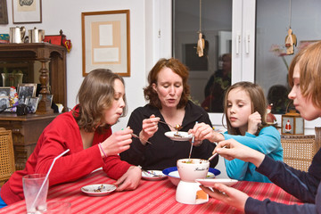 Familie freut sich beim Essen über das leckere Schokoladenfondue