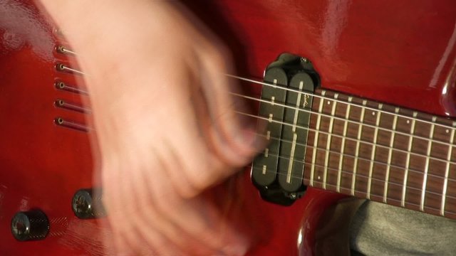 main jouant de la guitare