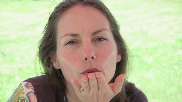 femme envoyant un bisou