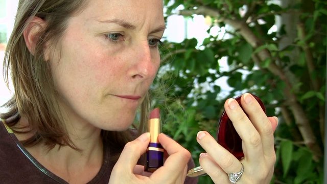 mettre du rouge &agrave; l&egrave;vre 2