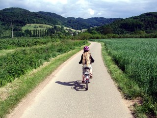 fahrradfahrendes kind