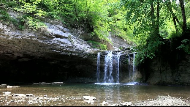 petite cascade dans le jura