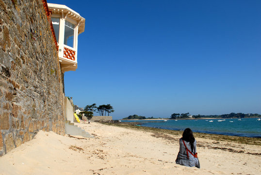 Femme assise sur le sable