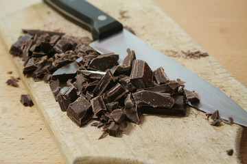 Gehackte Schokolade mit Messer