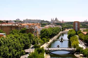 Fototapeta na wymiar Rio Manzanares w Madrycie