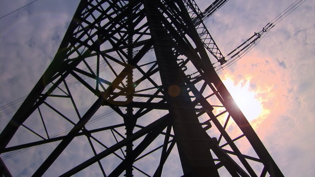 Strommast bei Gegenlicht