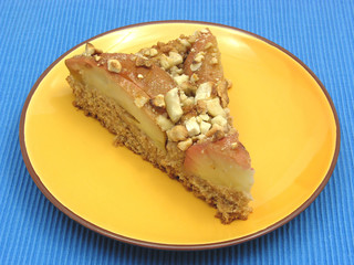 Ein Stück Apfelkuchen auf Keramikteller