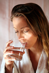 DRINKING WATER - FEMME BOIS VERRE D'EAU
