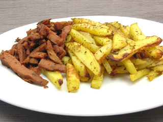 Sojageschnetzeltes und Pommes
