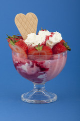 Eiscreme mit Erdbeeren