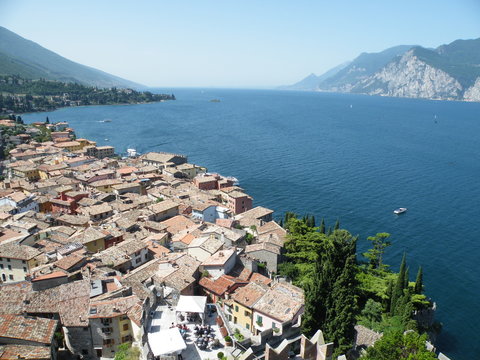 Blick von oben auf Malcesine und Gardasee