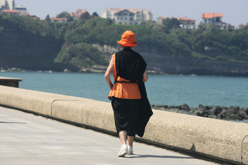 femme &acirc;g&eacute;e en train de marcher