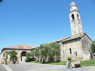 Fototapeta na wymiar Kirche in Lazise am Gardasee