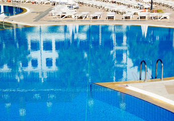 Obraz premium Swimming pool with hotel building reflection, Antalya, Turkey