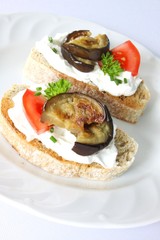 party snack fingerfood mit aubergine tomate frischkäse