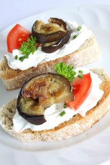 party snack fingerfood mit aubergine tomate frischkäse