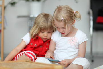 Fototapeta premium 2 Kinder und Bilderbuch