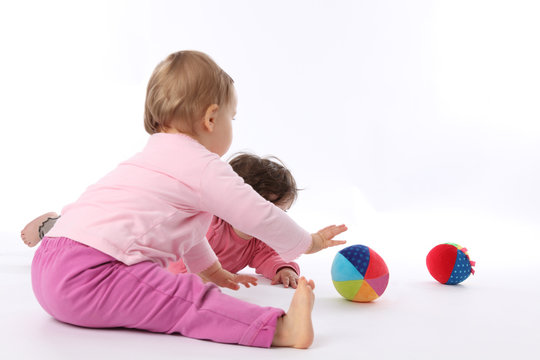 2 Babys spielen