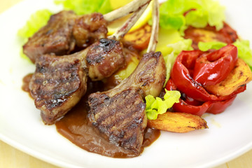 Lamm Medaillons - Filet- mit Gemüse,gebackenen Tomaten