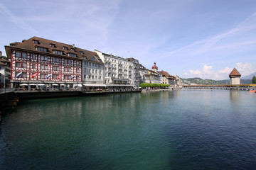 Fototapeta na wymiar Lucerna, Reuss river bank z Starego Miasta