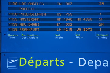 Panneau des départs d'avions de l'aéroport