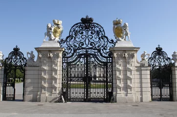 Fotobehang The Belvedere is a baroque palace complex. Entrance gate © lexan