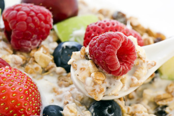 Müsli mit frischen Obst auf Löffel