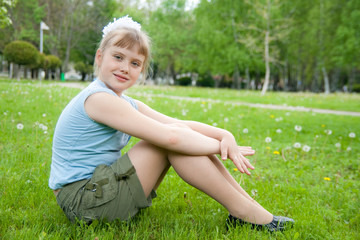 Fototapeta premium girl on the green grass