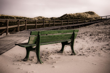 Einzelne Bank in den Dünen