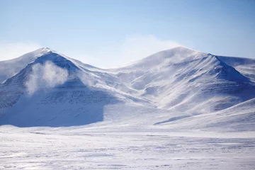 Deurstickers Met sneeuw bedekte berg © Tyler Olson