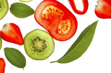 Selbstklebende Fototapeten Lorbeerblatt, Erdbeere, rote Paprika, Kiwi und Tomate © lunamarina