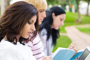 Obraz premium university students reading