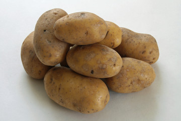 Bio-Kartoffeln gestapelt