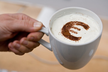 Cappuccino mit Eurozeichen