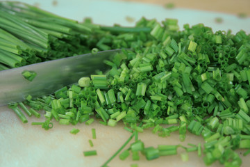 Schnittlauch mit Messer