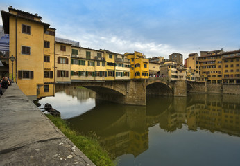 Fototapeta na wymiar Ponte Vecchio, wysoki Brücke w Florenz