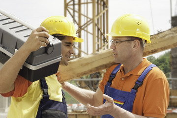Zwei Arbeiter im Gespr&auml;ch