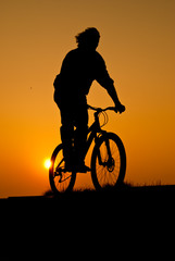 Fototapeta na wymiar silhouet młodego dorosłego na rowerze